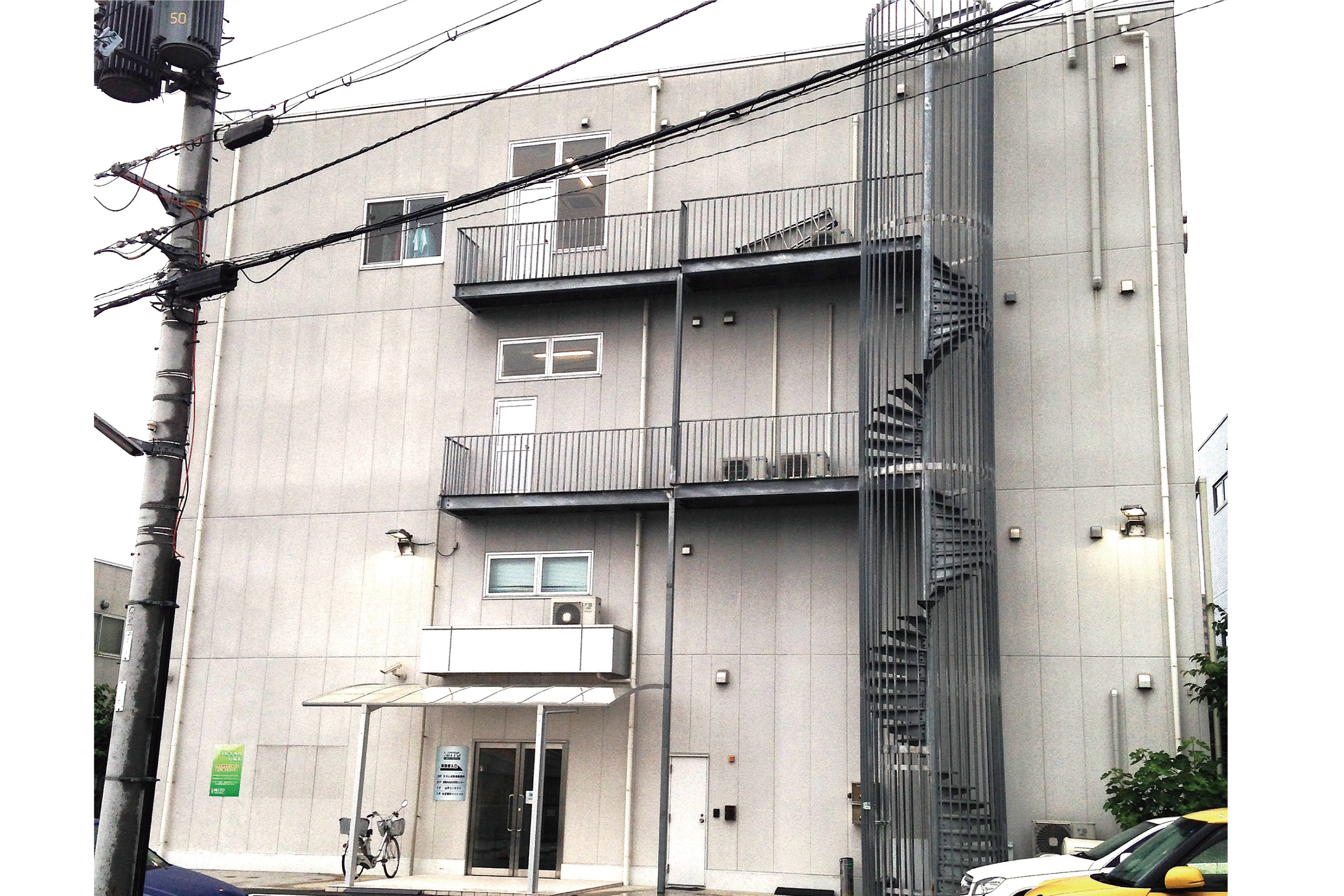 劣化した外階段